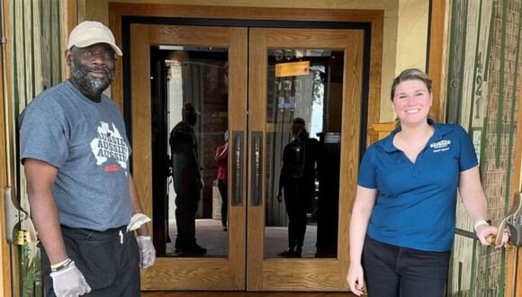 Kenneth Smith pasó de mendigar en la puerta de un restaurante a trabajar en él. (Foto: Outback Steakhouse)