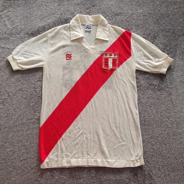 Panadero Díaz's shirt in the World Cup in Spain 82, used in play.  PHOTO: GEC.