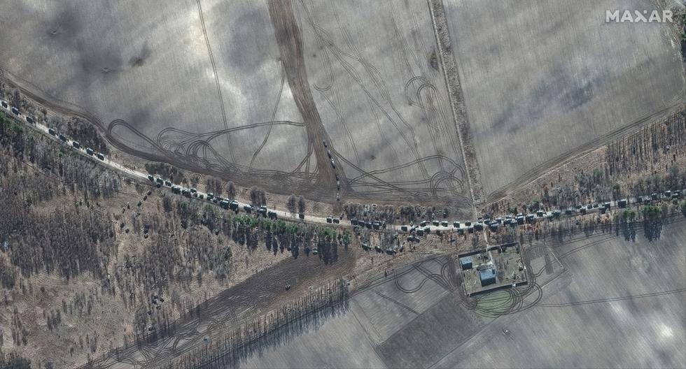Esta imagen satelital Maxar tomada y publicada el 28 de febrero de 2022 muestra un convoy de vehículos militares de Rusia al este del aeropuerto Antonov en Kiev, Ucrania. (AFP).