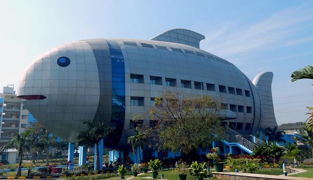 Sede del Consejo Nacional de Desarrollo Pesquero, India. En el país asiático, no tuvieron mejor idea que darle un diseño de pez a este edificio gubernamental. (Foto: Shutterstock)