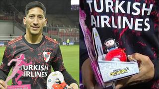 Aliendro recibió un muñeco de la película “Minions” tras ser elegido como el mejor jugador del River vs. Barracas Central