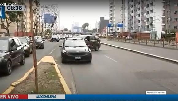 Los autos invaden esta vía para realizar maniobras temerarias, doblando en U en la misma avenida Brasil a fin de evitar el tráfico. Estos giros ya han causado accidentes, según vecinos, mortales. (Canal N)