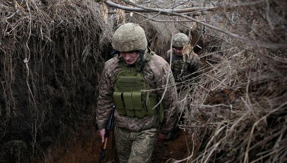 Militares de las Fuerzas Militares de Ucrania caminan mientras mantienen su posición en la línea del frente con los separatistas respaldados por Rusia, cerca de Novolugansk, en la región de Donetsk, el 17 de febrero de 2022. (Foto: Anatolii STEPANOV / AFP)