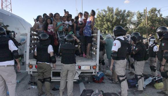 Personal de la Guardia Nacional detiene el avance de migrantes quienes avanzan en una caravana rumbo a la Ciudad de México, en el municipio de Tonala, estado de Chiapas (México). (Foto: EFE/ Juan Manuel Blanco).