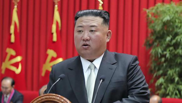 En esta foto proporcionada por el gobierno de Corea del Norte, el líder norcoreano Kim Jong-un habla en la Escuela Central de Capacitación de Cuadros el 17 de octubre de 2022. (Agencia Central de Noticias de Corea/Servicio de Noticias de Corea vía AP, Archivo).