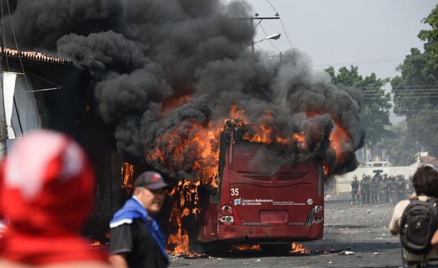 Venezuela: Queman autobuses en medio de protestas por cierre en frontera con Colombia en Ureña. (AFP).