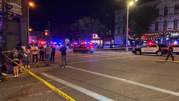 El personal policial trabaja en la escena cerca de un tiroteo fatal en Milwaukee.