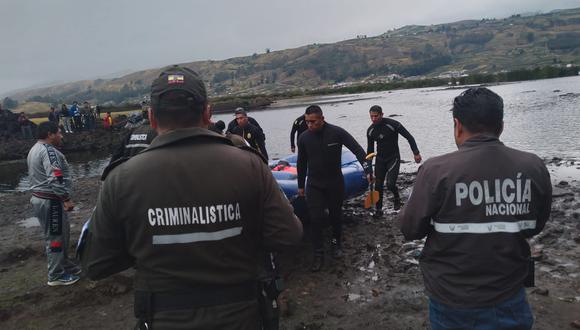Una lancha con 40 personas, que daba servicio de paseos turísticos en la laguna de Colta, en Riobamba, naufragó.