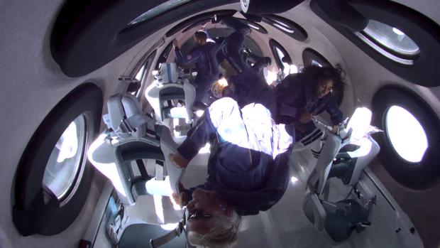 Esta foto muestra a Sir Richard Branson y otros miembros de la tripulación de Unity 22 en gravedad cero, vistos mientras volaban al espacio a bordo de una nave de Virgin Galactic. (Foto:  Virgin Galactic / AFP) 