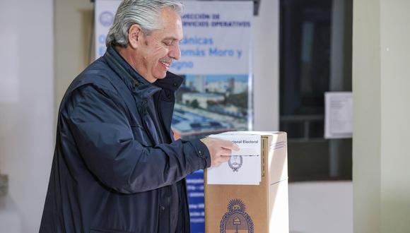 El presidente de Argentina, Alberto Fernández, mientras emite su voto en la sede de la Universidad Católica de Argentina (UCA), en Buenos Aires. (EFE).