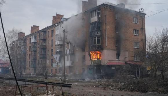 Un edificio arde tras un ataque ruso en Bajmut, en el este de Ucrania, el lunes 27 de febrero de 2023. (Foto de Stringer / Reuters)