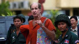 Camboya deporta a documentalista australiano liberado tras perdón real