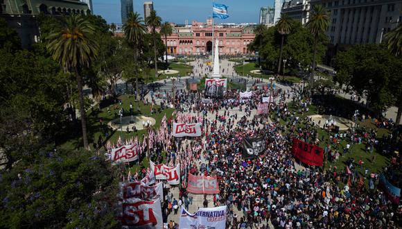 Toma aérea de la primera protesta contra el Gobierno presidente de Argentina Javier Milei, frente a la Casa Rosada en Buenos Aires, Argentina. (Foto de Isaac Fontana / EFE)