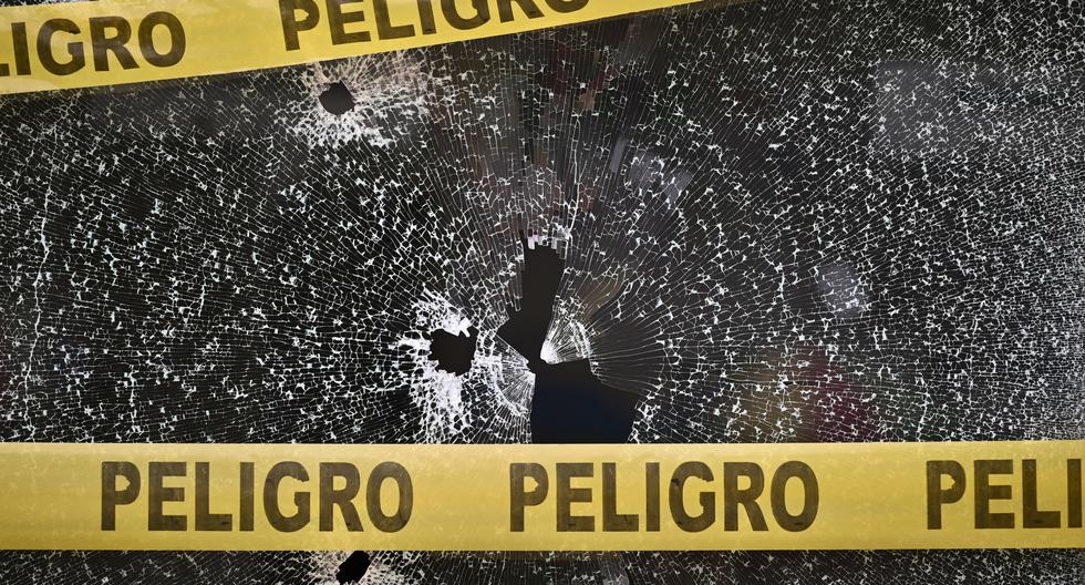 Impactos de bala en la entrada al centro de salud del barrio Bastión Popular, donde una persona fue asesinada en Guayaquil, Ecuador, tomada el 2 de noviembre de 2022. (Marcos PIN / AFP).
