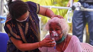 ONG en la India socorre a enfermos de coronavirus que luchan por respirar | FOTOS