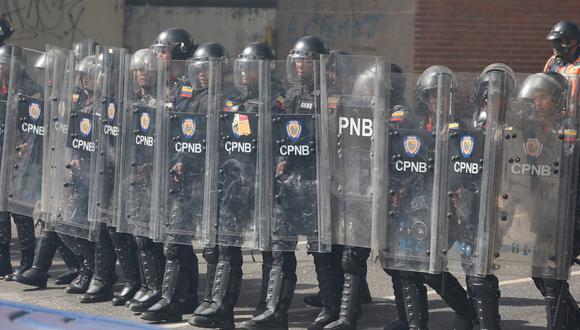La Policía Nacional Bolivariana se enfrenta a manifestantes durante una protesta contra el presidente de Venezuela, Nicolás Maduro, el 23 de enero de 2019 en Caracas, Venezuela. (Foto referencial de Miguel Gutiérrez / EFE)