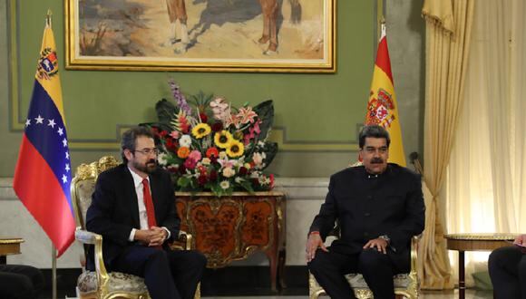 El presidente de Venezuela, Nicolás Maduro, se reúne con el nuevo embajador de España, Ramón Santos, el 24 de enero de 2023, en Caracas, Venezuela. (Foto de Miguel Gutiérrez / EFE)