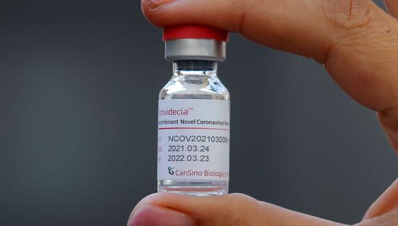 Una enfermera sostiene un frasco de la vacuna china CanSino contra COVID-19. (Foto: AFP / JAVIER TORRES).