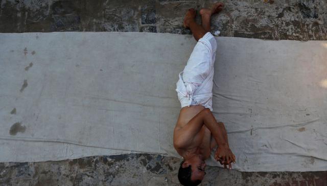 "Se cree que recitar esas historias complace a la diosa Swasthani, que cumple los deseos de los devotos para superar sus adversidades", concluyó el sacerdote Baral. (Foto: AP)