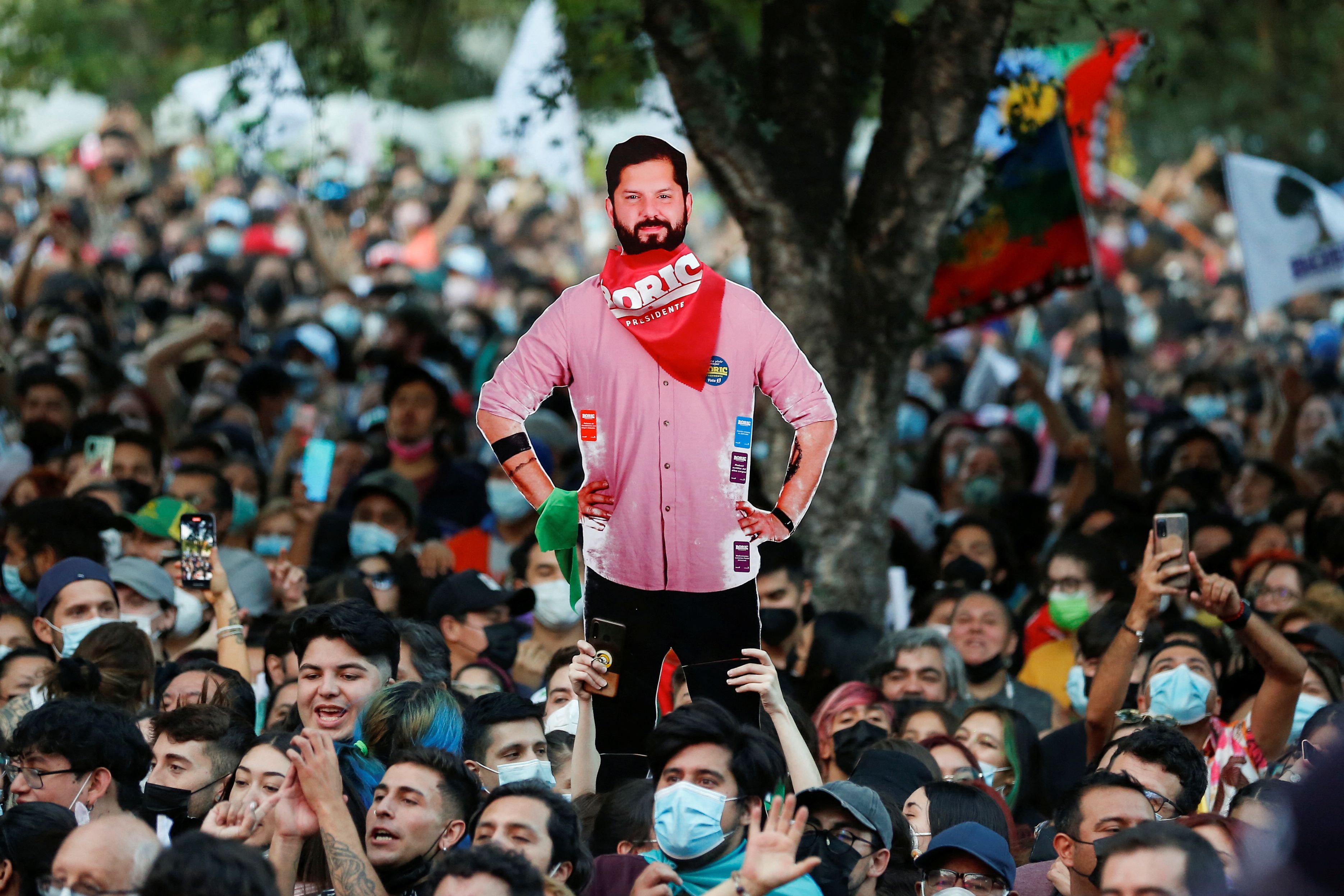 A supporter of Chilean presidential candidate Gabriel Boric holds up a doll with his image during his campaign closing rally in Santiago, Chile.  (Photo: REUTERS / Rodrigo Garrido).