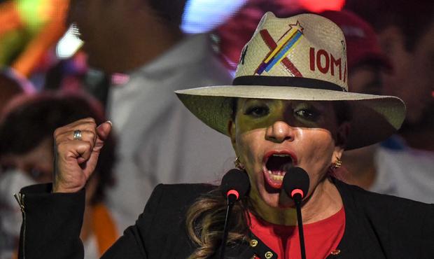 The Honduran presidential candidate for the Libertad y Refundación (LIBRE) party, Xiomara Castro, delivers a speech during the closing ceremony of her campaign in Tegucigalpa, on November 21, 2021. (Luis ACOSTA / AFP).