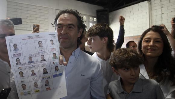 El candidato a la Alcaldía de Medellín Federico 'Fico' Gutiérrez, acompañado de su familia, vota en las elecciones locales y regionales, en Medellín, Colombia, el 29 de octubre de 2023. (Foto de Luis Eduardo Noriega A. / EFE)
