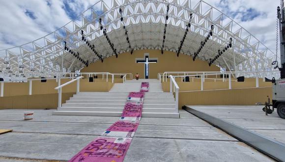 Una instalación de arte titulada "Paseo de la vergüenza" que muestra una alfombra con billetes de 500 euros de gran tamaño como una señal de protesta por el gasto estatal de Portugal en la visita del Papa Francisco. (Foto: BORDALO II/Folleto vía REUTERS)