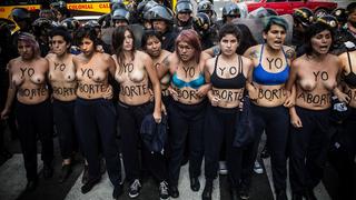 Despenalización del aborto: hicieron topless frente al Congreso