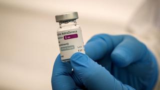 Un responsable de la Agencia Europea de Medicamentos sugiere abandonar la vacuna contra el COVID-19 de AstraZeneca