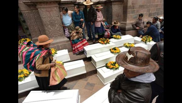 2013. Los restos de 26 campesinos, víctimas del conflicto armado interno, fueron entregados a sus familias en la ciudad del Cusco. [Foto: AFP]