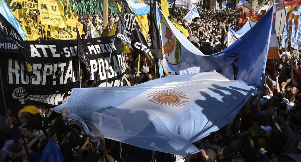 Miles de personas llegaron hasta la Plaza de Mayo, frente a la Casa Rosada, para alentar a la vicepresidenta Cristina Fernández de Kirchner, un día después del intento de magnicidio.  (Photo by JUAN MABROMATA / AFP)