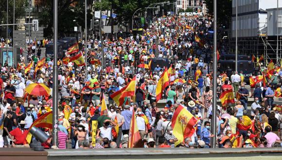 Vista general de la calle Génova durante de la concentración convocada por la plataforma Unión 78, este domingo, en la Plaza de Colón de Madrid, para mostrar su oposición a los indultos a los condenados por el "procés". 
 (Foto: EFE/Víctor Lerena).
