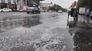Tianjin: Caída de lluvia con espuma blanca genera alarma