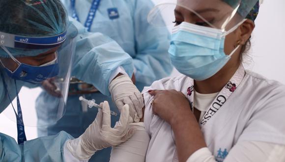 La transferencia de los recursos se autorizó a través del Decreto de Urgencia Nº 014-2022, publicado hoy en el boletín de normas legales del diario El Peruano, que dicta medidas extraordinarias en materia económica y financiera para la continuidad del proceso de vacunación contra el coronavirus en los centros de vacunación operados por EsSalud.