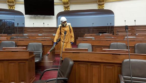 Personal de limpieza realiza una desinfección de la sede del Palacio Legislativo el pasado 7 de abril. (Foto: Congreso de la República)