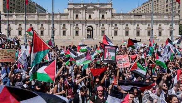 Miembros de la comunidad palestina en Chile se manifiestan frente al palacio de La Moneda días después del comienzo de la ofensiva de Israel en Gaza. (Getty Images).