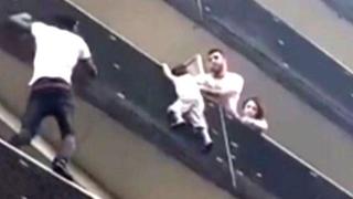 Qué pasó con el "Hombre Araña" de París, el hombre que trepó un edificio para salvar a un niño