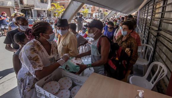 Voluntarios del Proyecto G10 Favelas distribuyen comidas en la favela Paraisopolis en Sao Paulo, Brasil. (Foto: Jonne Roriz / Bloomberg).