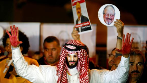 Un manifestante usa una máscara del príncipe de Arabia Saudita, Mohammed bin Salman, durante una protesta exigiendo respuestas al asesinato de Jamal Khashoggi. (Referencial Reuters)