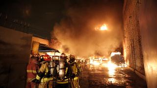 Ate: incendio en cochera deja camión cisterna y numerosos vehículos quemados | FOTOS