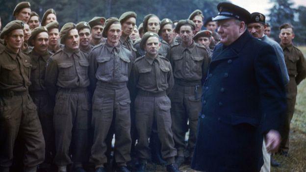 El entonces primer ministro británico Winston Churchill con soldados durante la Segunda Guerra Mundial. (Foto: Getty Images)