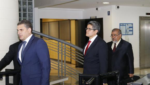 El fiscal José Domingo Pérez (medio) evitó decir si llamará a declarar a Luis Galarreta y Lourdes Alcorta. (Foto: EFE)