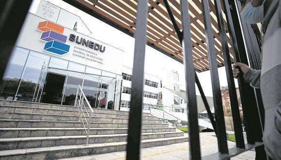 Ahora, las universidades licenciadas ya no estén obligadas a iniciar un procedimiento de modificación de licencia cuando pretendan prestar un programa semipresencial que antes era presencial. (Foto: El Comercio)