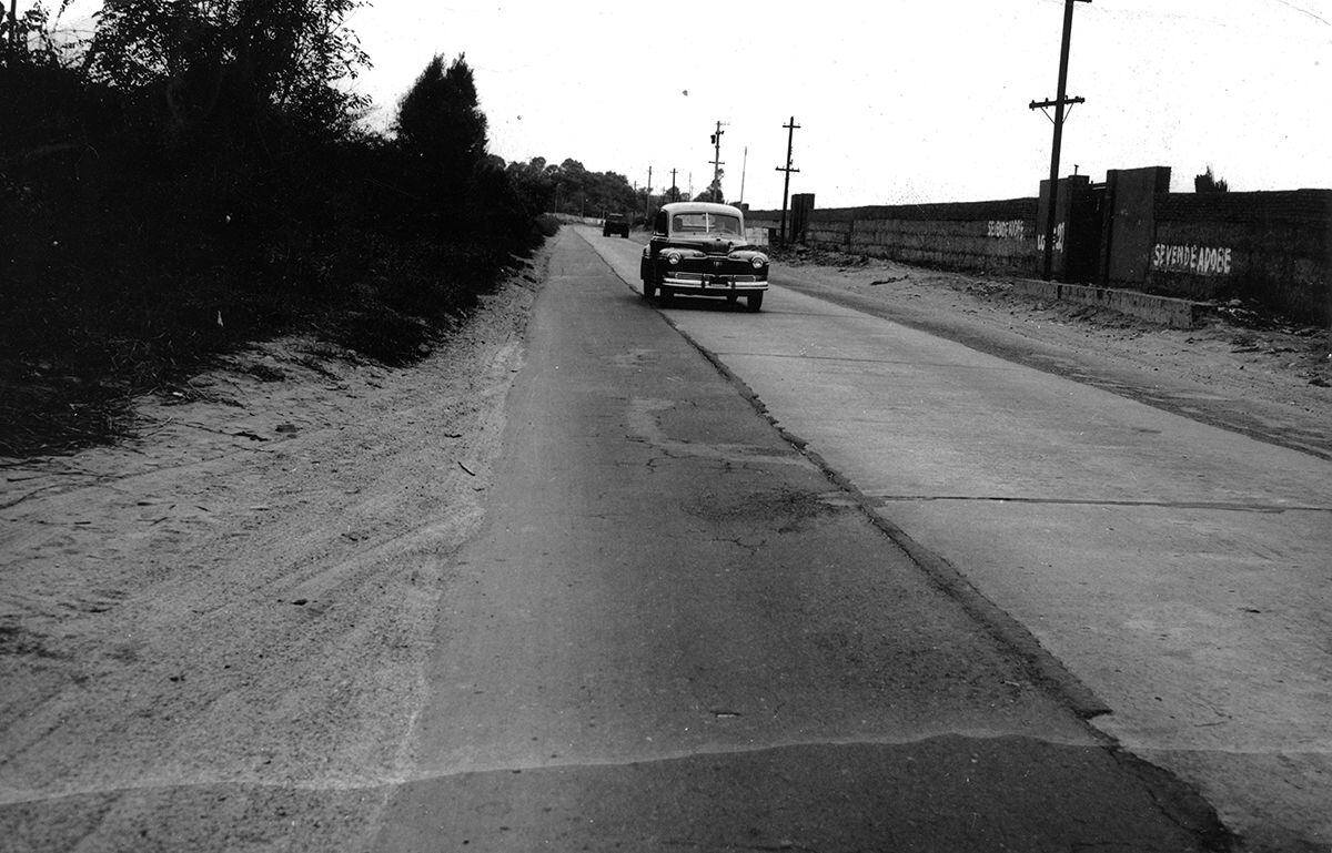 Lima, 17 de julio de 1954. 

Veinte años después de su inauguración, aun continuaban las ampliaciones de la llamada "pista a Chosica" o Carretera Central. (Foto: GEC Archivo Histórico)