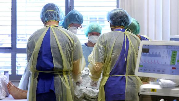 El personal médico atiende a un paciente de coronavirus en la unidad de cuidados intensivos del hospital comunitario en Magdeburgo, Alemania oriental, el 28 de abril de 2021. (Ronny Hartmann / AFP).
