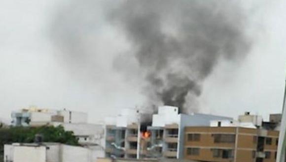 San Borja: incendio destruyó departamento en un cuarto piso