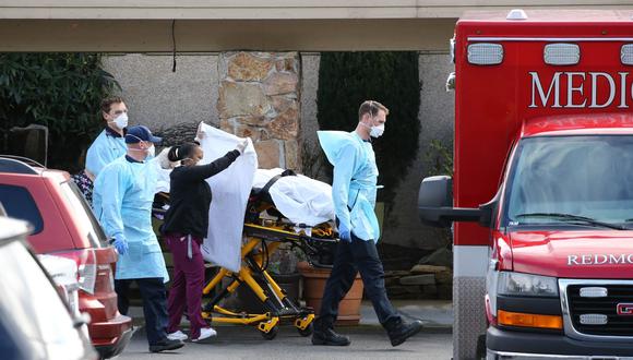 Un paciente es transferido a una ambulancia en el Life Care Center en Kirkland, Washington, donde se han presentado varios casos de coronavirus. (Karen Ducey / Getty Images / AFP).