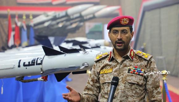 El portavoz militar hutí, Yahya Sarea, da una declaración durante una exhibición de misiles tierra-aire en un lugar no identificado de Yemen, el 23 de febrero de 2020. (REUTERS).