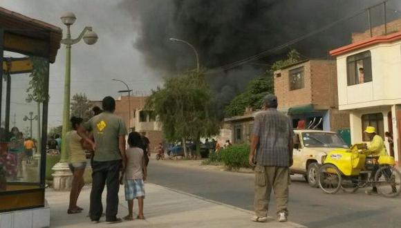Incendio en Comas: llamas afectaron local de reciclaje