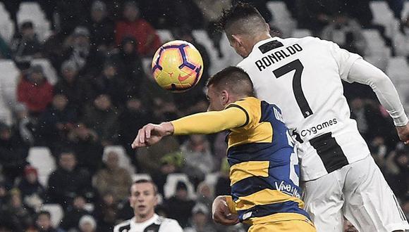 Cristiano Ronaldo superó la marca de un defensor rival y conectó de cabeza un centro lanzado desde la derecha para colocar el 3-1, por la Serie A de Italia. (Foto: Agencias)